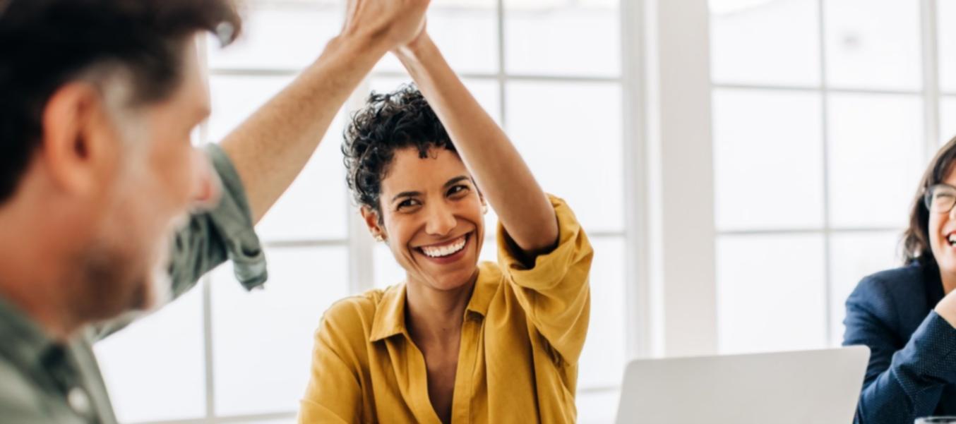 Espacio de trabajo moderno con tecnología de automatización