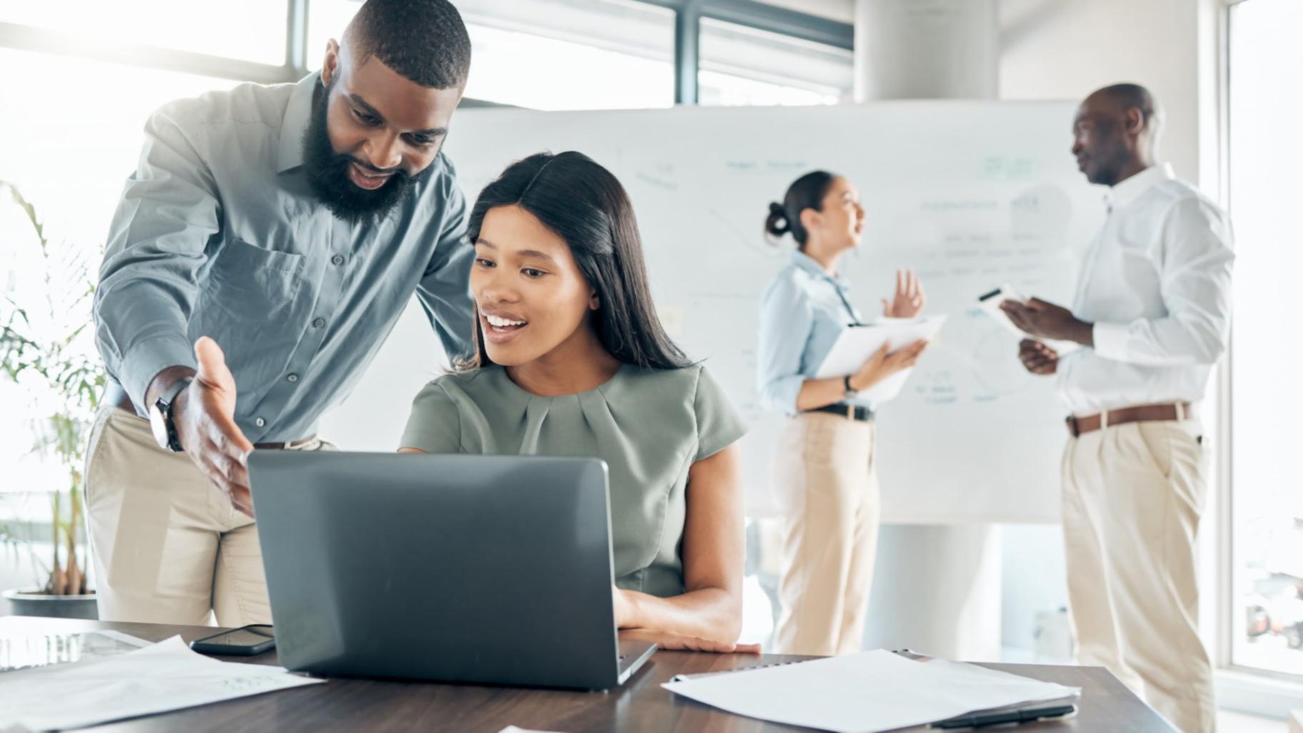 Equipo colaborando en proyecto de automatización empresarial